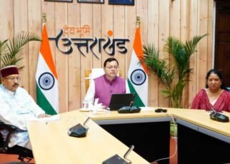 CM धामी ने मुख्यमंत्री आवास में प्रदेश में चल रहे जी.एस.टी. एवं स्वदेशी जागरूकता अभियान की समीक्षा बैठक की