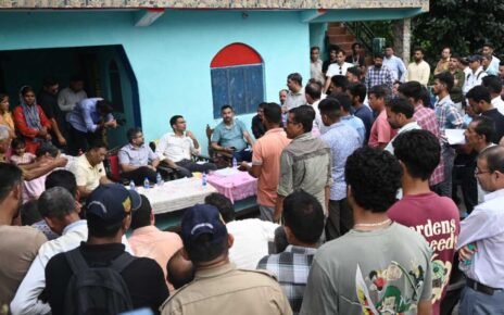 जिलाधिकारी सविन बंसल ने बुधवार को आपदा प्रभावित दूरस्थ किमाडी-कंडरियाणा गांव का दौरा कर प्रभावितों की समस्या सुनी