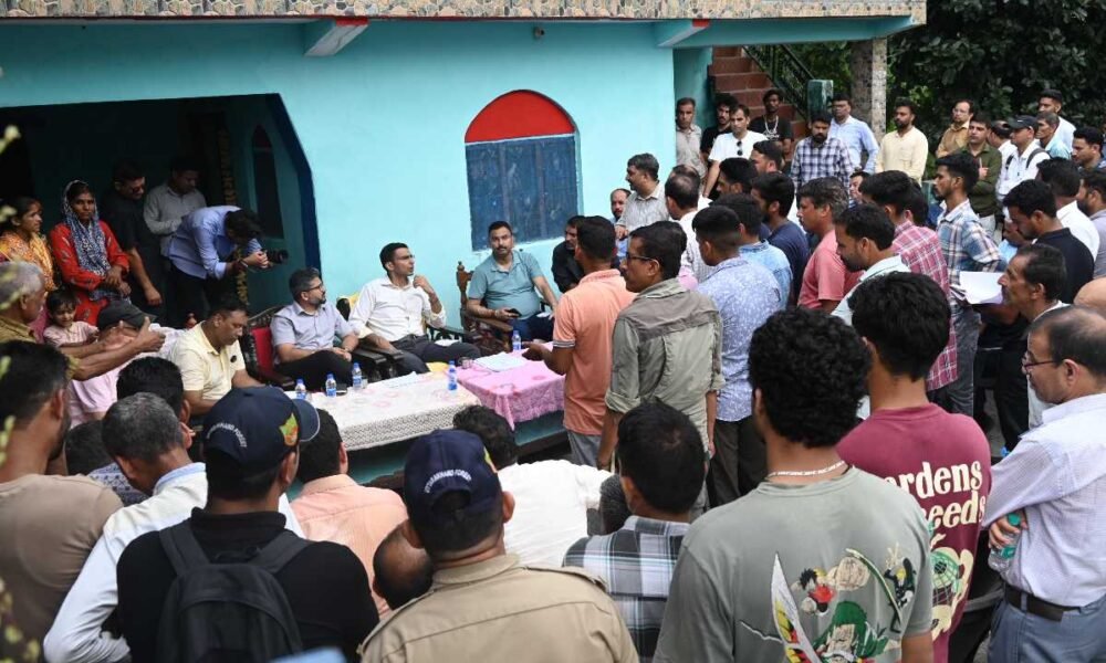 जिलाधिकारी सविन बंसल ने बुधवार को आपदा प्रभावित दूरस्थ किमाडी-कंडरियाणा गांव का दौरा कर प्रभावितों की समस्या सुनी