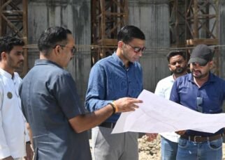 ओवरब्रिज कार्यों की धीमी गति पर डीएम नाराज; कार्यदायी संस्था को फटकार