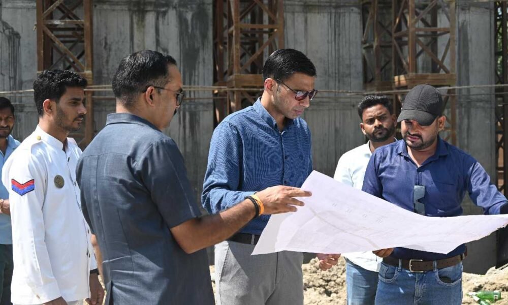 ओवरब्रिज कार्यों की धीमी गति पर डीएम नाराज; कार्यदायी संस्था को फटकार