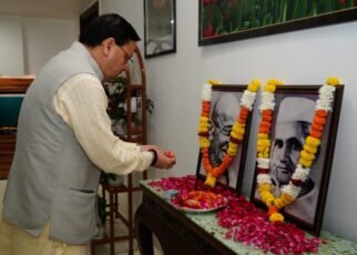 मुख्यमंत्री पुष्कर सिंह धामी ने गांधी जयंती के अवसर पर श्रद्धा सुमन अर्पित किए