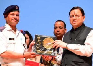 मुख्यमंत्री पुष्कर सिंह धामी में आपदा में सहयोग वाले कर्मियों को सम्मानित किया