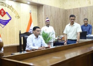 70 वर्षीय बुजुर्गों से अपने तीन नौनिहालों वाले बेटे बहु को बेदखल न करने का डीएम ने किया आग्रह