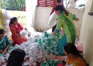 राजधानी दून में समूह की महिलाओं ने तैयार की दिवाली के लिए एलइडी लाइट