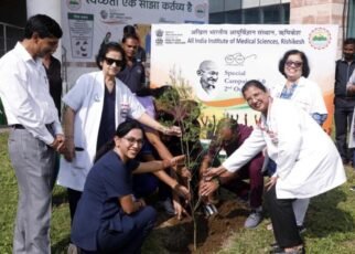 एम्स, ऋषिकेश के तत्वावधान में “एक पेड़ मां के नाम” थीम पर एक सार्थक पौधरोपण अभियान का आयोजन