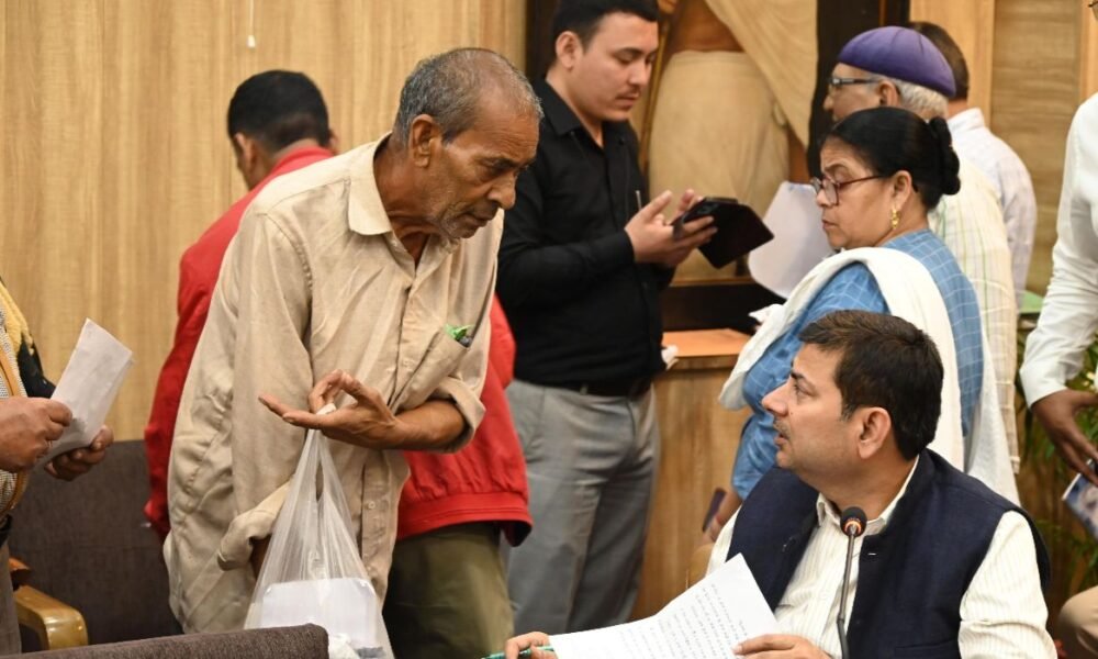 जनता दरबार में 134 फरियादें सुनीं, कई मामलों का मौके पर निस्तारण…