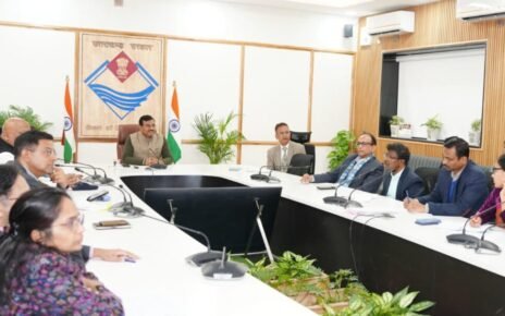 मुख्य सचिव आनन्द बर्द्धन ने विभागों की प्रगति की समीक्षा की