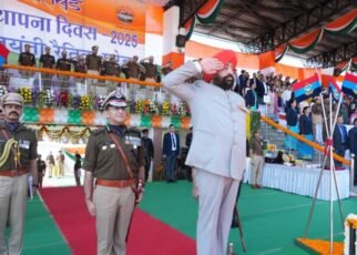 राज्य स्थापना के रजत जयंती समारोह में राज्यपाल ने रैतिक परेड की सलामी ली