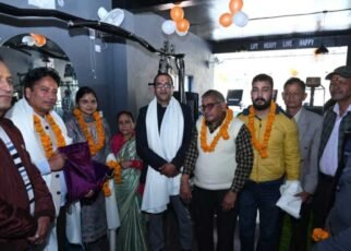 स्वरोजगार उद्यमियों को प्रोत्साहित करने पहुंचे जिलाधिकारी