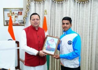 मुख्यमंत्री पुष्कर सिंह धामी से माउंट एवरेस्ट फतह करने वाले 16 वर्षीय बालक सचिन कुमार ने की शिष्टाचार भेंट