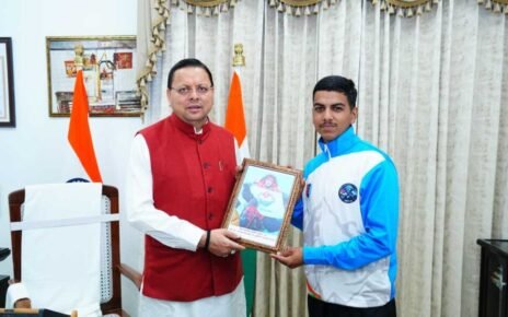 मुख्यमंत्री पुष्कर सिंह धामी से माउंट एवरेस्ट फतह करने वाले 16 वर्षीय बालक सचिन कुमार ने की शिष्टाचार भेंट