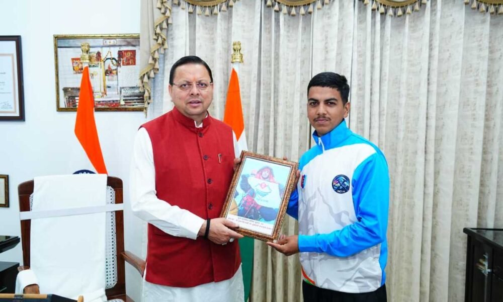 मुख्यमंत्री पुष्कर सिंह धामी से माउंट एवरेस्ट फतह करने वाले 16 वर्षीय बालक सचिन कुमार ने की शिष्टाचार भेंट