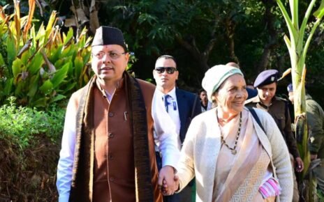 मां के साथ पैतृक गांव पहुंच भावुक हुए सीएम धामी