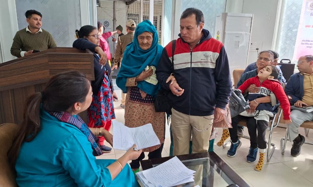 जनता दर्शन में उमड़ी भीड़ः 146 फरियादी पहुंचे समाधान की आस में