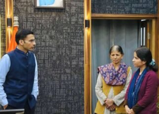 निजी संस्थान में नौकरी मिलने उपरांत माता संग प्रशासन का धन्यवाद करने कलेक्ट्रेट पहुंची प्रियंका