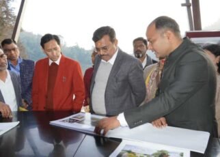 मुख्य सचिव आनन्द बर्द्धन का चम्पावत में व्यापक विकास कार्यों का स्थलीय निरीक्षण
