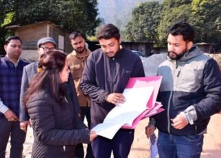 जिलाधिकारी ने किया ग्राम खोली स्थित क्रिटिकल केयर ब्लॉक का औचक निरीक्षण