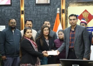 बैंक ऑफ बड़ौदा की मनमानी; पर जिला प्रशासन का डंडा; बुजुर्ग विधवा कमलेश व असहाय पुत्री को मिला न्याय;