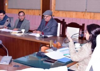 जिलाधिकारी ने चिकित्सा, स्वास्थ्य एवं परिवार कल्याण विभाग की समीक्षा बैठक ली