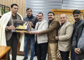 डीएम को उत्कृष्ट सेवा कार्यों के लिए जर्नलिस्ट यूनियन ने किया सम्मानित