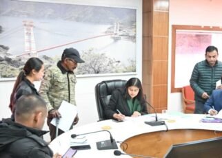 जनता दरबार कार्यक्रम में सीडीओ टिहरी ने सुनी जन समस्याएं