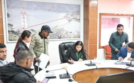 जनता दरबार कार्यक्रम में सीडीओ टिहरी ने सुनी जन समस्याएं