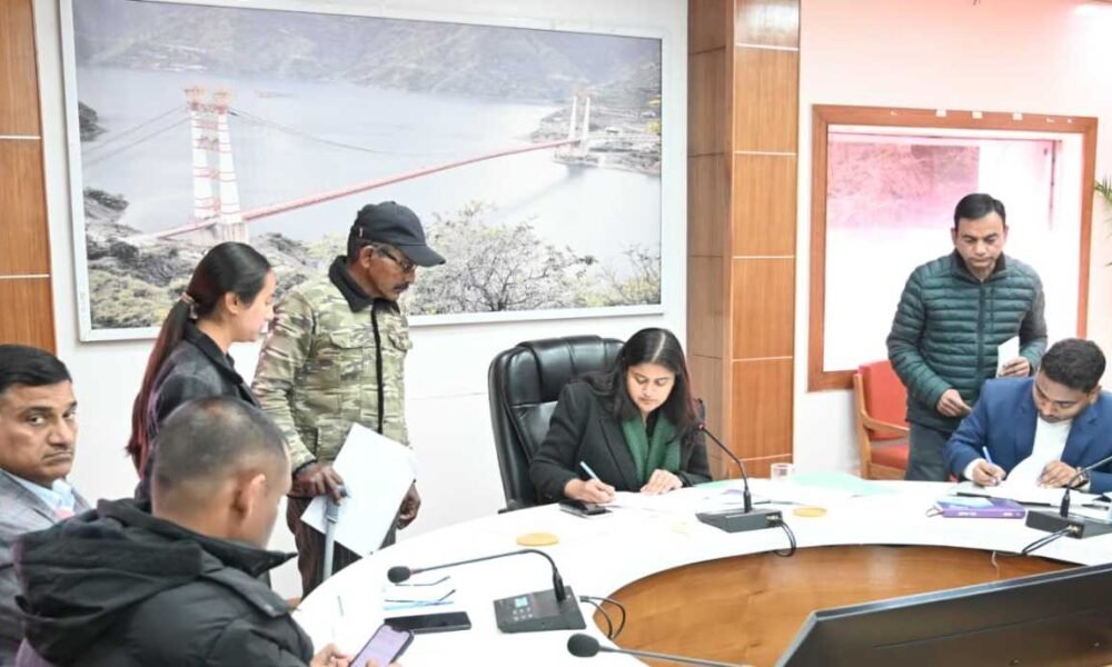 जनता दरबार कार्यक्रम में सीडीओ टिहरी ने सुनी जन समस्याएं